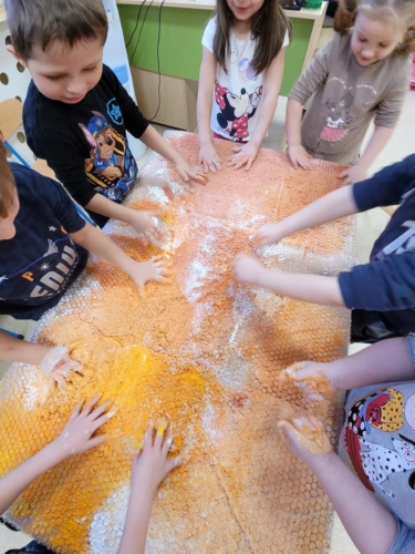 Grupa dzieci przygotowuje pierniczki. 