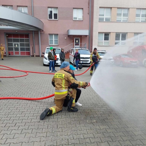 Strażak pokazuje jak gasić pożar
