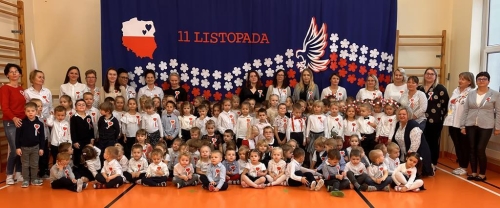 Dzieci i pracownicy przedszkola podczas akademii patriotycznej. 