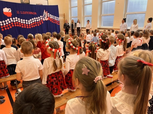 Dzieci śpiewają hymn Polski. 